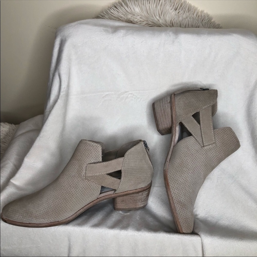 Dolce Vita Taupe Booties - Picture 1 of 4